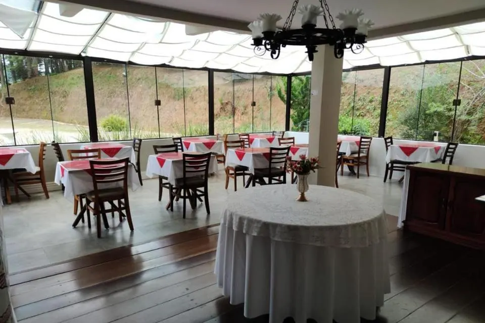 Café da manhã e refeições em Pousada Chateau Dos Fontes (Campos do Jordão)