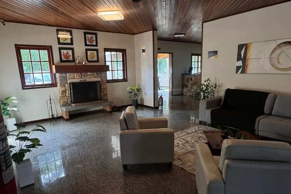 Pousada Chateau Elegance: área comum, em Campos do Jordão
