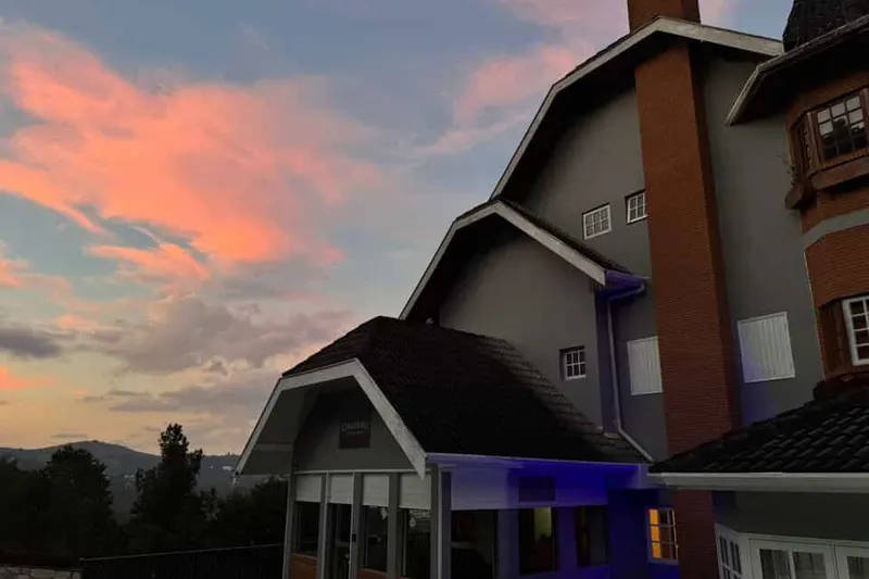 Pousada Chateau Elegance: fachada, em Campos do Jordão
