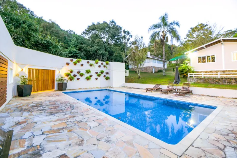 Pousada Highland: piscina, em Santo Antônio do Pinhal