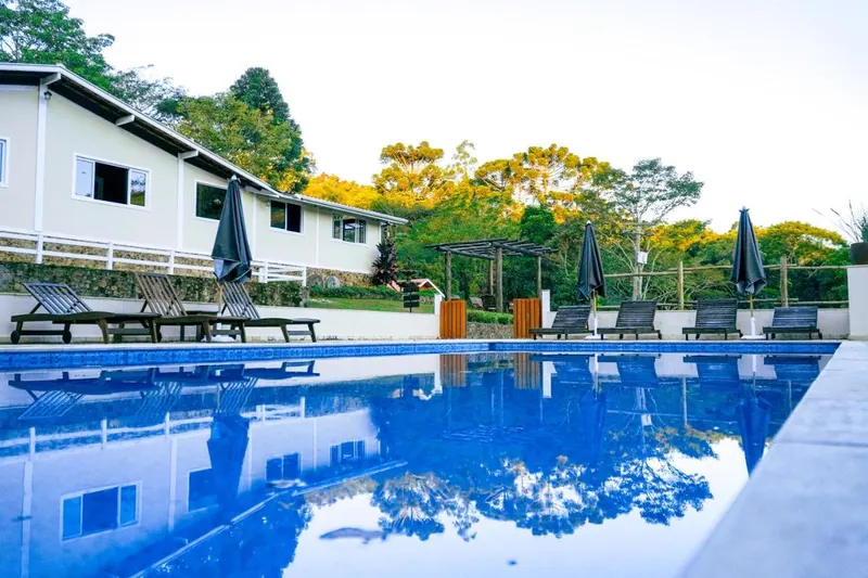Pousada Highland: piscina, em Santo Antônio do Pinhal