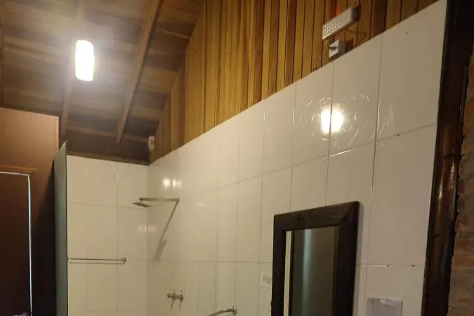 Banheiro em Pousada Pássaro de Fogo (Santo Antônio do Pinhal)