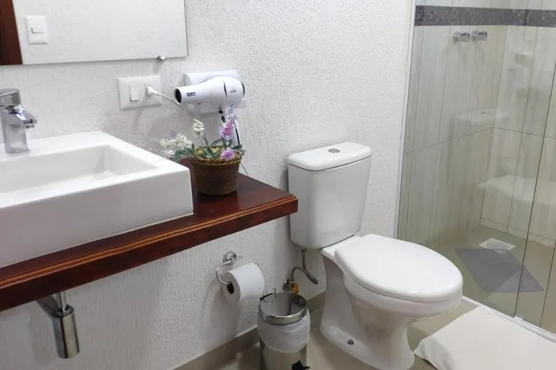 Banheiro em Pousada Recanto Feliz (Campos do Jordão)
