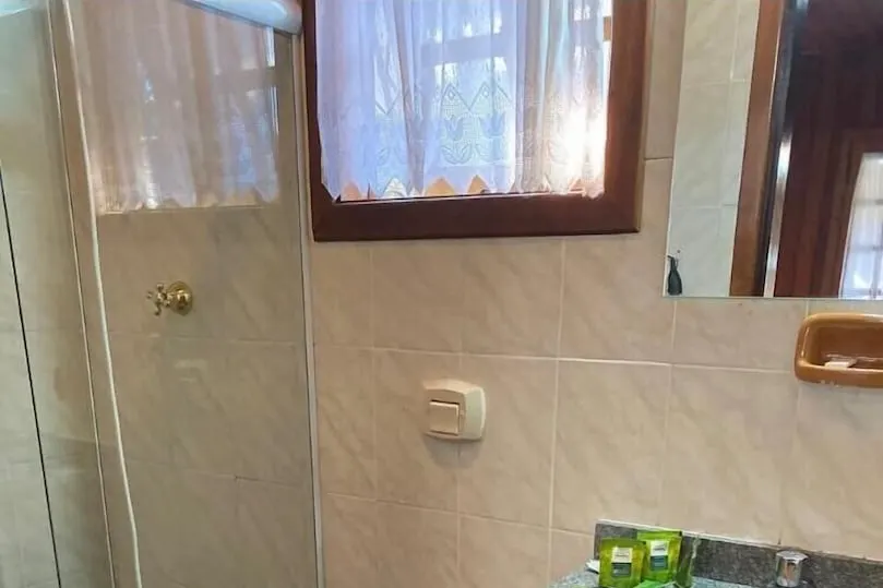Banheiro em Pousada Recanto Ninho Verde (Campos do Jordão)