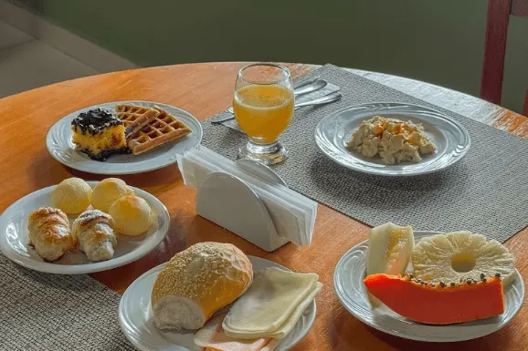 Café da manhã e refeições em Pousada Vilage Inn Campos do Jordão (Campos do Jordão)