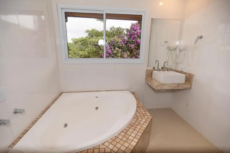 Banheiro em Pousada Villa Hegus (Campos do Jordão)