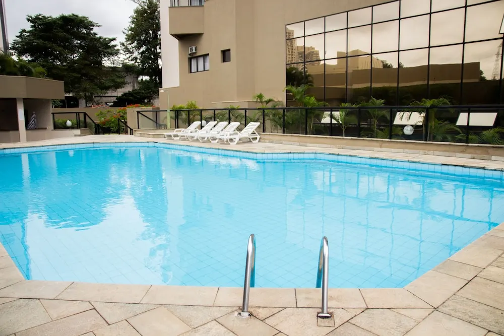 Summit Flat Service: piscina, em São José dos Campos