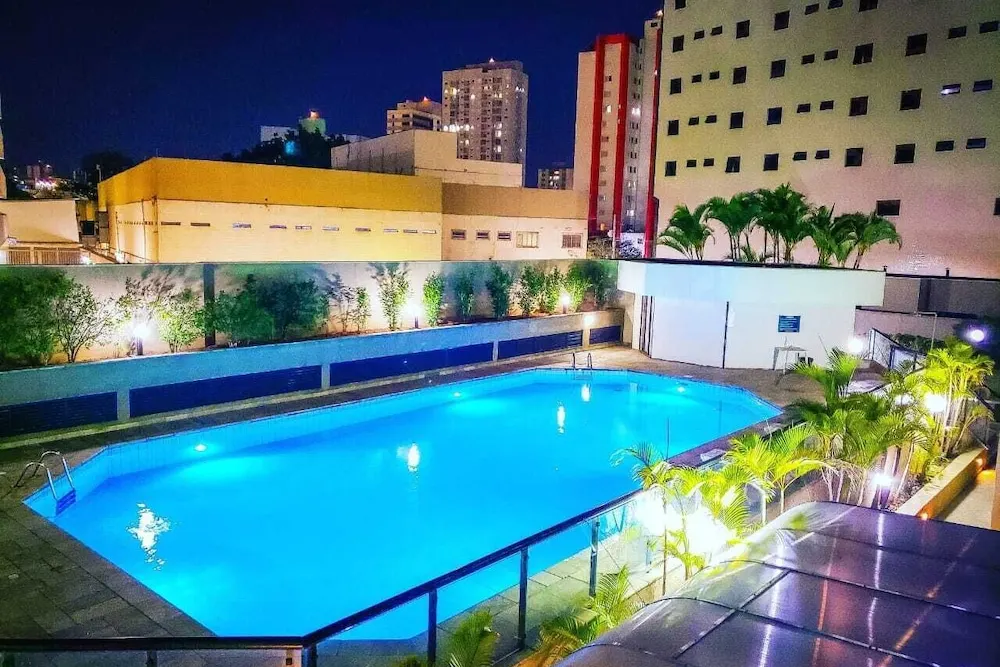 Summit Flat Service: piscina, em São José dos Campos