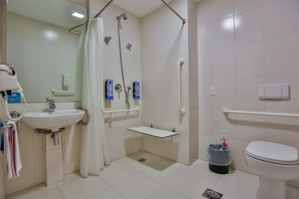 Banheiro em Summit Suítes Hotel Pindamonhangaba (Pindamonhangaba)