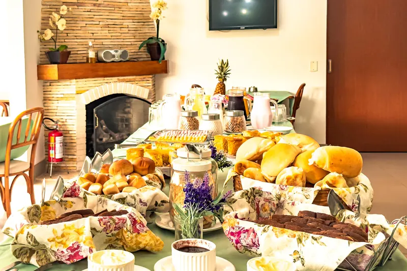 Café da manhã e refeições em VELINN Pousada Chateau do Luar Prime (Campos do Jordão)