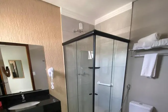 Banheiro em VIPPER Hotel (Aparecida)