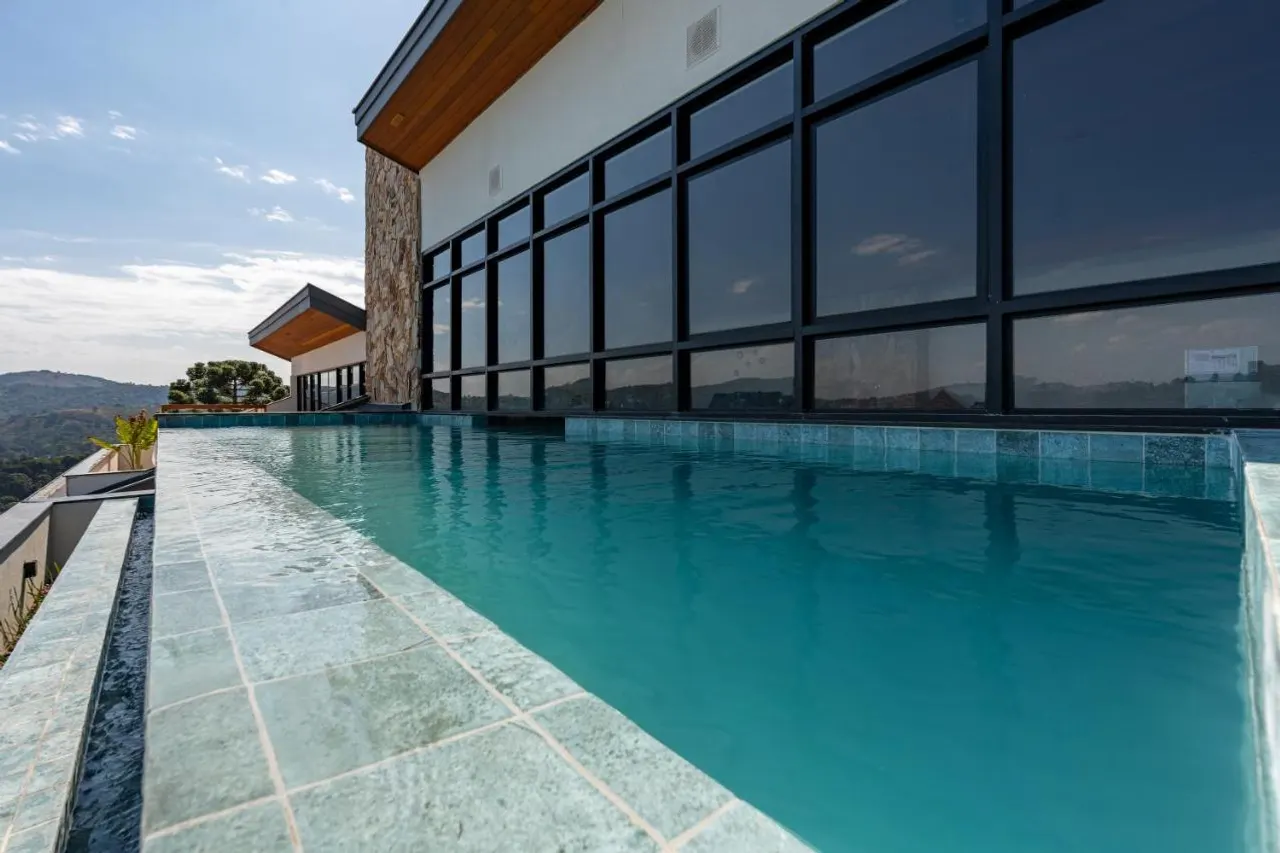 Piscina do Wanderlust Experience Hotel, BW Signature Collection, em Campos do Jordão